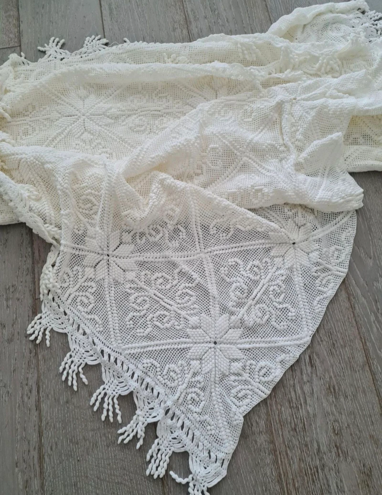Colcha blanca de ganchillo. Cama de 90. Hecha a mano
